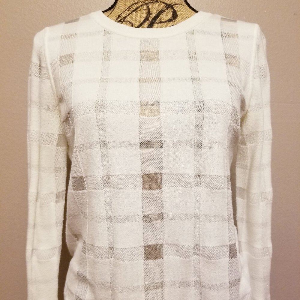 Back button-down sweater with opaque geometric weave